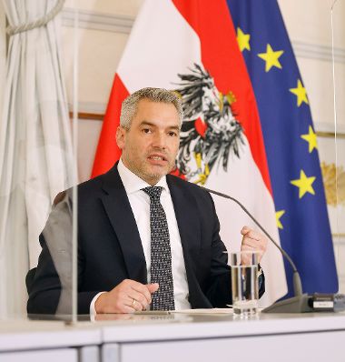 Am 6. Jänner 2022 fand eine Pressekonferenz nach Abschluss der Beratungen der Bundesregierung mit den Landeshauptleuten und der gesamtstaatlichen COVID-Krisenkoordination (GECKO) statt. Im Bild Bundeskanzler Karl Nehammer.