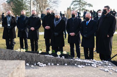 Am 27. Jänner 2022 besuchte Bundeskanzler Karl Nehammer (4.v.l.) im Zuge des Holocaust Gedenktages das ehemalige Konzentrationslager Mauthausen. Im Bild mit dem Israelischen Außenminister Yair Lapid (5.v.l.), Bundesminister Alexander Schallenberg (6.v.l.) und Bundesminister Gerhard Karner (3.v.l.).