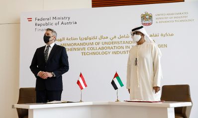 Am 6. März 2022 reiste Bundeskanzler Karl Nehammer (l.) zu einem Arbeitsbesuch in die Vereinigte Arabische Emirate. Im Bild mit dem Chef von ADNOC - Sultan Al Jaber (r.).