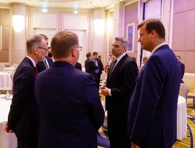 Am 7. März 2022 reiste Bundeskanzler Karl Nehammer (m.r.) zu einem Arbeitsbesuch in die Vereinigte Arabische Emirate. Im Bild beim Treffen mit Wirtschaftstreibenden.