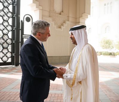 Am 7. März 2022 reiste Bundeskanzler Karl Nehammer (l.) zu einem Arbeitsbesuch nach Quatar. Im Bild mit Shaikh Kalifa bin Abdul-Aziz Al Thani, dem Premierminister von Quatar (r.).
