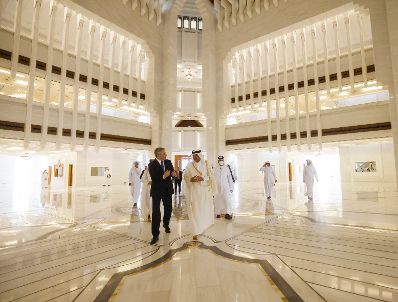 Am 7. März 2022 reiste Bundeskanzler Karl Nehammer (l.) zu einem Arbeitsbesuch nach Quatar. Im Bild mit Shaikh Kalifa bin Abdul-Aziz Al Thani, dem Premierminister von Quatar (r.).
