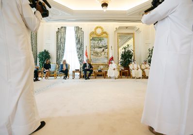 Am 7. März 2022 reiste Bundeskanzler Karl Nehammer (m.l.) zu einem Arbeitsbesuch nach Quatar. Im Bild mit Shaikh Kalifa bin Abdul-Aziz Al Thani, dem Premierminister von Quatar (m.r.) und Bundesministerin Leonore Gewessler (2.v.l.).