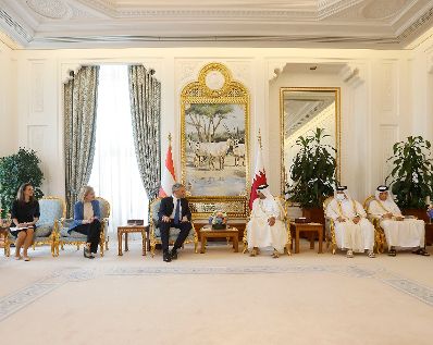 Am 7. März 2022 reiste Bundeskanzler Karl Nehammer (m.l.) zu einem Arbeitsbesuch nach Quatar. Im Bild mit Shaikh Kalifa bin Abdul-Aziz Al Thani, dem Premierminister von Quatar (m.r.) und Bundesministerin Leonore Gewessler (2.v.l.).