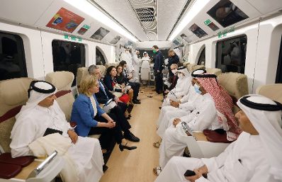 Am 7. März 2022 reiste Bundeskanzler Karl Nehammer zu einem Arbeitsbesuch nach Quatar. Im Bild mit Shaikh Kalifa bin Abdul-Aziz Al Thani, dem Premierminister von Quatar und Bundesministerin Leonore Gewessler bei der Besichtigung der U-Bahn.