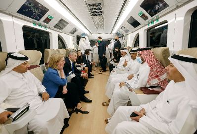 Am 7. März 2022 reiste Bundeskanzler Karl Nehammer zu einem Arbeitsbesuch nach Quatar. Im Bild mit Shaikh Kalifa bin Abdul-Aziz Al Thani, dem Premierminister von Quatar und Bundesministerin Leonore Gewessler bei der Besichtigung der U-Bahn.