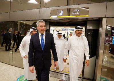 Am 7. März 2022 reiste Bundeskanzler Karl Nehammer (2.v.l.) zu einem Arbeitsbesuch nach Quatar. Im Bild mit Shaikh Kalifa bin Abdul-Aziz Al Thani, dem Premierminister von Quatar und Bundesministerin Leonore Gewessler bei der Besichtigung der U-Bahn.