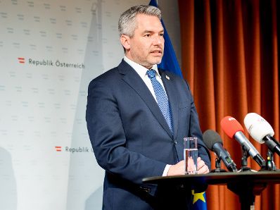 Am 24. März 2022 reiste Bundeskanzler Karl Nehammer (im Bild) zu einem Arbeitsbesuch anlässlich der Ukraine-Krise nach Brüssel. Im Bild bei einem Pressestatement an der Ständigen Vertretung Österreichs bei der EU.