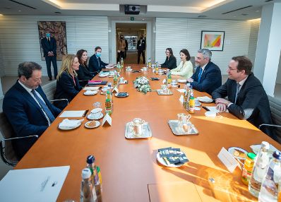 Am 24. März 2022 reiste Bundeskanzler Karl Nehammer (2.v.r.) zu einem Arbeitsbesuch anlässlich der Ukraine-Krise nach Brüssel. Im Bild bei einem Treffen mit der Präsidentin des Europäischen Parlaments, Roberta Metsola (2.v.l.).