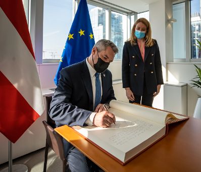 Am 24. März 2022 reiste Bundeskanzler Karl Nehammer (l.) zu einem Arbeitsbesuch anlässlich der Ukraine-Krise nach Brüssel. Im Bild bei einem Treffen mit der Präsidentin des Europäischen Parlaments, Roberta Metsola (r.).