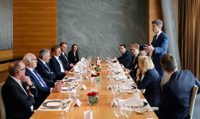 Am 1. April 2022 reiste Bundeskanzler Karl Nehammer zu einem Arbeitsbesuch nach Berlin. Im Bild mit Vertretern der deutschen Industrie.