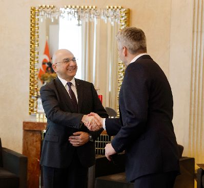 Am 4. April 2022 empfing Bundeskanzler Karl Nehammer (r.) den türkischen Botschafter Ozan Ceyhun (l.) zu einem Gespräch.
