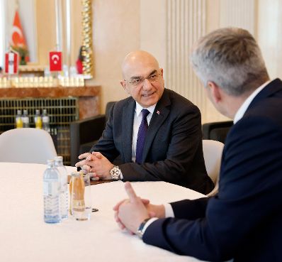 Am 4. April 2022 empfing Bundeskanzler Karl Nehammer (r.) den türkischen Botschafter Ozan Ceyhun (l.) zu einem Gespräch.