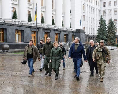 Am 9. April 2022 reiste Bundeskanzler Karl Nehammer zu einem Arbeitsbesuch nach Kiev. Im Bild mit am Weg zu dem ukrainischen Präsidenten Wolodymyr Selenskyj.