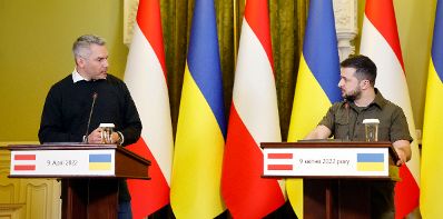 Am 9. April 2022 reiste Bundeskanzler Karl Nehammer (l.) zu einem Arbeitsbesuch nach Kiev. Im Bild mit dem ukrainischen Präsidenten Wolodymyr Selenskyj (r.) bei der Pressekonferenz.