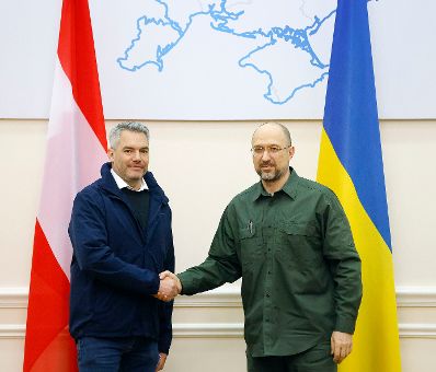 Am 9. April 2022 reiste Bundeskanzler Karl Nehammer (l.) zu einem Arbeitsbesuch nach Kiev. Im Bild mit dem Ministerpräsident der Ukraine Denys Schmyhal (r.).