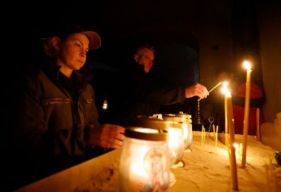 Am 9. April 2022 reiste Bundeskanzler Karl Nehammer (r.) zu einem Arbeitsbesuch nach Kiev. Im Bild beim anzünden einer Kerze zum Gedenken der Toten des Ukraine Krieges.