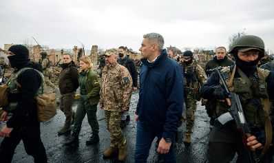 Am 9. April 2022 reiste Bundeskanzler Karl Nehammer (m.) zu einem Arbeitsbesuch nach Kiev. Im Bild beim Lokalaugenschein in Butscha.