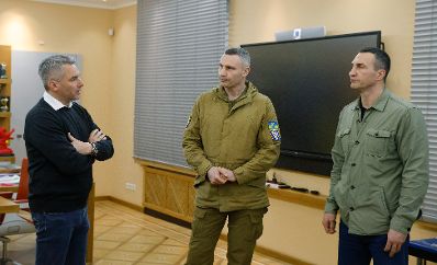 Am 9. April 2022 reiste Bundeskanzler Karl Nehammer (l.) zu einem Arbeitsbesuch nach Kiev. Im Bild beim Treffen mit Vladimir und Vitali Klitschko.