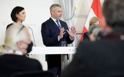 Am 27. April 2022 nahmen Bundeskanzler Karl Nehammer (m.), Bundesministerin Elisabeth Köstinger (l.) und Bundesministerin Leonore Gewessler (r.) am Pressefoyer nach dem Ministerrat teil.