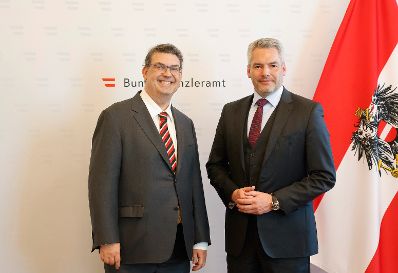 Am 3. Mai 2022 empfing Bundeskanzler Karl Nehammer (r.) den Präsident der IKG Oskar Deutsch (l.) zu einem Gespräch im Bundeskanzleramt.
