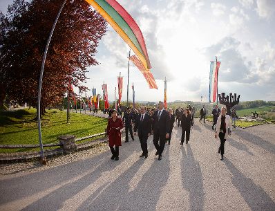 Am 4. Mai 2022 nahm Bundeskanzler Karl Nehammer (m.r.) am Festakt zum Gedenken an die Befreiung des KZ-Gusen und KZ-Mauthausen teil. Im Bild mit Bundesminister Alexander Schallenberg (m.l.).
