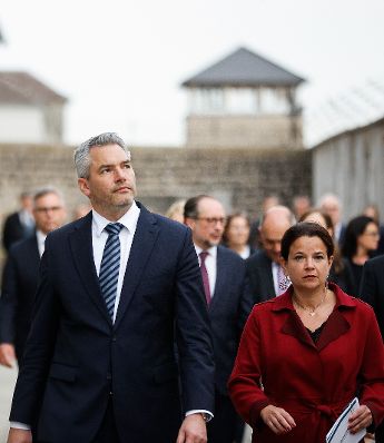 Am 4. Mai 2022 nahm Bundeskanzler Karl Nehammer (l.) am Festakt zum Gedenken an die Befreiung des KZ-Gusen und KZ-Mauthausen teil.