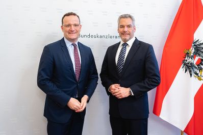 Am 04. Mai 2022 traf Bundeskanzler Karl Nehammer (r.) den Abgeordneten des Deutschen Bundestags, Jens Spahn (l.) zu einem Arbeitsgespräch.