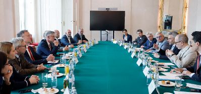 Am 5. Mai 2022 empfing Bundeskanzler Karl Nehammer Vertreterinnen und Vertretern des Gemeindebundes zum einem Gespräch im Bundeskanzleramt.