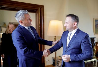 Am 17. Mai 2022 reiste Bundeskanzler Karl Nehammer (l.) zu einem Arbeitsbesuch nach Prag. Im Bild mit dem Vize-Ministerpräsident Marian Jurečka (r.).