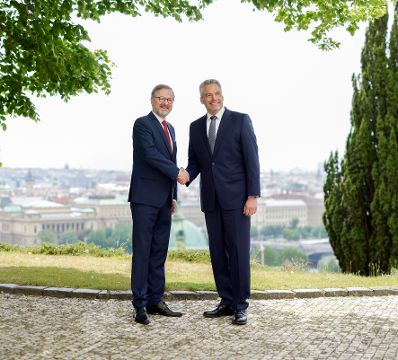 Am 17. Mai 2022 reiste Bundeskanzler Karl Nehammer (r.) zu einem Arbeitsbesuch nach Prag. Im Bild mit dem tschechischen Ministerpräsidenten Petr Fiala (l.).