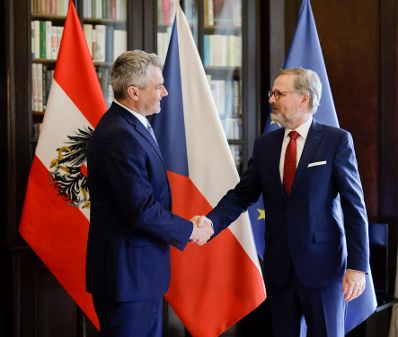 Am 17. Mai 2022 reiste Bundeskanzler Karl Nehammer (l.) zu einem Arbeitsbesuch nach Prag. Im Bild mit dem tschechischen Ministerpräsidenten Petr Fiala (r.).