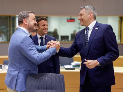 Am 30. Mai 2022 nahm Bundeskanzler Karl Nehammer (r.) am Europäischen Rat der Staats- und Regierungschefs teil. Im Bild mit dem französischen Präsidenten Emmanuel Macron (m.) und dem luxemburgischen Premierminister Xavier Bettel (l.).