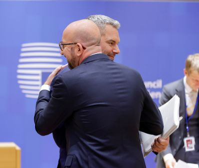 Am 30. Mai 2022 nahm Bundeskanzler Karl Nehammer (r.) am Europäischen Rat der Staats- und Regierungschefs teil. Im Bild mit dem Präsidenten des Europäischen Rates Charles Michel (l.).