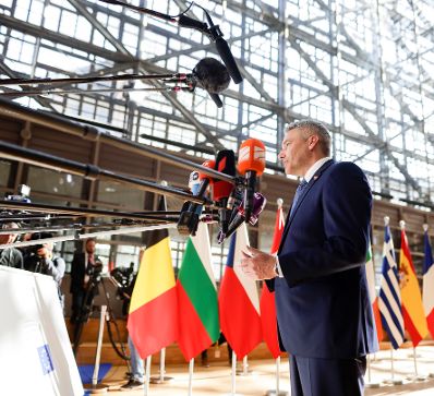 Am 31. Mai 2022 nahm Bundeskanzler Karl Nehammer am Europäischen Rat der Staats- und Regierungschefs teil. Im Bild beim Doorstep vor dem Rat.