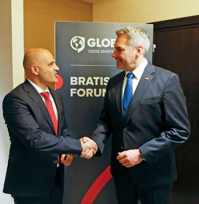Am 3. Mai 2022 reiste Bundeskanzler Karl Nehammer (r.) zum GLOBSEC2022 Forum nach Bratislava. Im Bild mit dem Premier von Normazedonien Dimitar Kovacevski (l.).