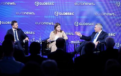 Am 3. Mai 2022 reiste Bundeskanzler Karl Nehammer (r.) zum GLOBSEC2022 Forum nach Bratislava. Im Bild bei der Paneldiskussion.