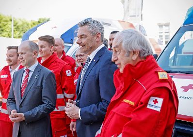 Am 03. Juni 2022 verabschiedete Bundeskanzler Karl Nehammer (m.) gespendete Rettungsfahrzeuge in die Ukraine.