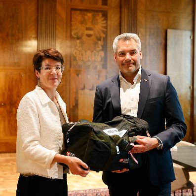Am 8. Juni 2022 empfing Bundeskanzler Karl Nehammer die Direktorin des Haus der Geschichte Österreich Monika Sommer.