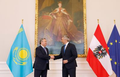 Am 21. Juni 2022 empfing Bundeskanzler Karl Nehammer (r.) Tileuberdi Mukhtar, Vizepremierminister der Republik Kasachstan (l.).