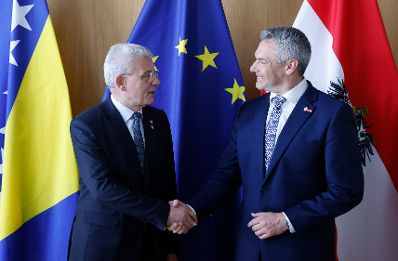 Am 23. Juni 2022 nahm Bundeskanzler Karl Nehammer (r.) am Europäischen Rat der Staats- und Regierungschefs teil. Im Bild mit Šefik Džaferović (l.), dem bosnischen Mitglied des Staatspräsidiums von Bosnien und Herzegowina.