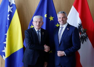 Am 23. Juni 2022 nahm Bundeskanzler Karl Nehammer (R.) am Europäischen Rat der Staats- und Regierungschefs teil. Im Bild mit Šefik Džaferović (l.), dem bosnischen Mitglied des Staatspräsidiums von Bosnien und Herzegowina.