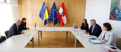 Am 23. Juni 2022 nahm Bundeskanzler Karl Nehammer am Europäischen Rat der Staats- und Regierungschefs teil. Im Bild im Gespräch mit Bundesministerin Karoline Edtstadler und Šefik Džaferović (l.), dem bosnischen Mitglied des Staatspräsidiums von Bosnien und Herzegowina.