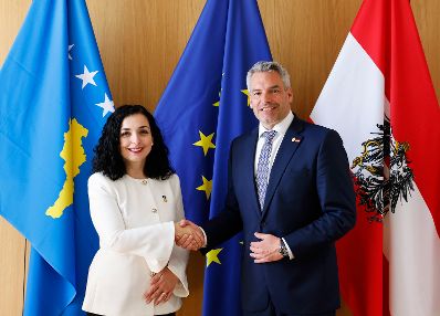 Am 23. Juni 2022 nahm Bundeskanzler Karl Nehammer (r.) am Europäischen Rat der Staats- und Regierungschefs teil. Im Bild mit der Präsidentin der Republik Kosovo Vjosa Osmani (l.).