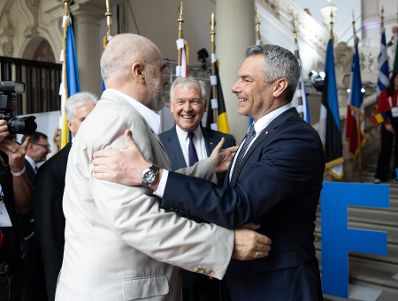 Am 25. Juni 2022 nahm Bundeskanzler Karl Nehammer (r.) am Europa-Forum Wachau teil. Im Bild mit dem albanischen Premierminister Edi Rama (l.) und Martin Eichtinger, Präsident des Europa-Forum Wachau (m.).