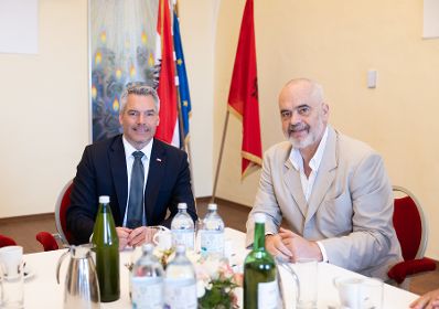 Am 25. Juni 2022 nahm Bundeskanzler Karl Nehammer (l.) am Europa-Forum Wachau teil. Im Bild mit dem albanischen Premierminister Edi Rama (r.).
