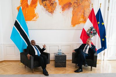 Am 27. Juni 2022 empfing Bundeskanzler Karl Nehammer (r.) Mokgweetsi E.K Masisi, Präsident der Republik Botsuana (l.) zu einem Arbeitsgespräch.