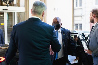 Am 27. Juni 2022 empfing Bundeskanzler Karl Nehammer (l.) Mokgweetsi E.K Masisi, Präsident der Republik Botsuana (r.) zu einem Arbeitsgespräch.