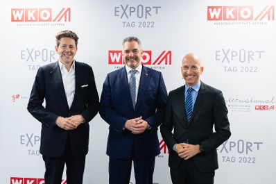 Am 28. Juni 2022 war Bundeskanzler Karl Nehammer (im Bild) beim Exporttag der WKÖ. Im Bild mit Bundesminister Martin Kocher (r.) und WKÖ Präsident Harald Mahrer (l.).