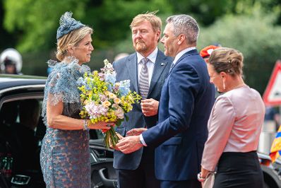 Am 28. Juni 2022 empfing Bundeskanzler Karl Nehammer (3.v.l.) Königin Maxima (l.) und König Willem-Alexander (2.v.l.) der Niederlande zu einem Arbeitsgespräch. Im Bild mit Katharina Nehammer (r.).